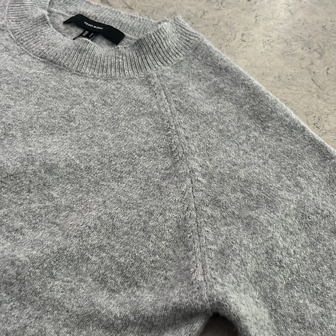 Ljusgrå stickad tröja från Vero Moda - 4