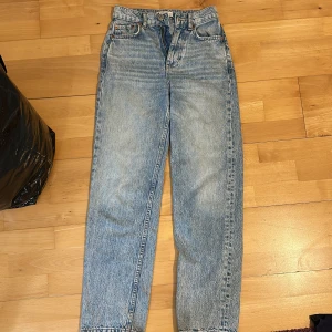 Gina tricot perfetjeans ljusblå straight fit -  jeans i ljusblå tvätt med raka ben och hög midja.