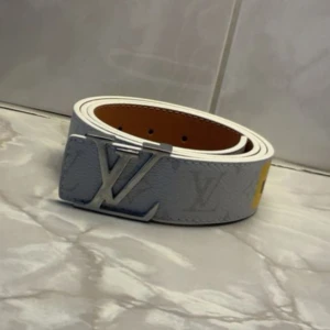 Lyxigt vitt bälte med stickers på - LOU1S VU1TT0N bälte med stickers på helt ny och aldrig använt. För mer info skriv privat.