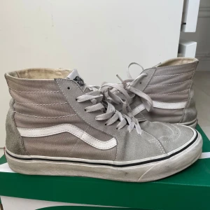 Gråa Vans - Ett par gråa Vans. Alla skornas skador syns i bilderna. Storlek: 44. Kontakta mig för mer information eller bilder!😊