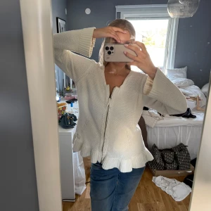 Stickad Odd Molly kofta  - En vit stickad kofta från Odd Molly i storlek 3✨