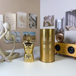 Jean Paul Gaultier Le Male Le Parfum 125 ml - Exklusiv herrparfym i en ikonisk guldig flaska formad som en manlig torso. Kommer med matchande guldfärgad metallburk. Flaskan har en glänsande, ribbad yta och sticker ut som en riktig statement-piece i badrummet.