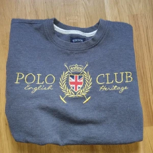 Polo Club tröjan  - Tjo säljer en Polo Club tröja i nytt skick. Storlek M passar Grischare men passar såklart till dig med en annan stil. Checka gärna profilen för mer grisch kläder och mycket Ralph Lauren kläder och följ gärna också 😉. Ha de göttttttt 🥳