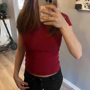 Ribbad vinröd topp - Rödvin topp från FSBN sister i storlek XS❤️