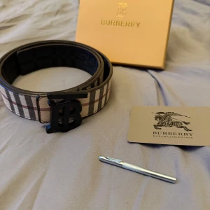 Burberry belt - Double sided burberry belt turns beige & black
