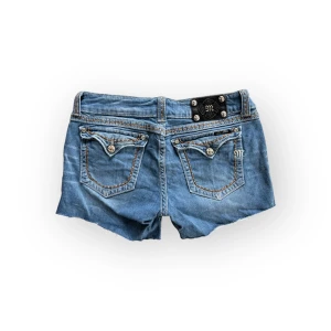 Blå jeansshorts från Miss Me - Storlek W31 motsvarar M/L, midjemått 40