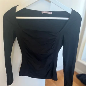 Svart långärmad topp från Anna Field - Snygg svart topp från Anna Field med lång ärm och fyrkantig ringning. Toppen har rynkade detaljer framtill som ger en cool och smickrande passform. Aldrig använd.