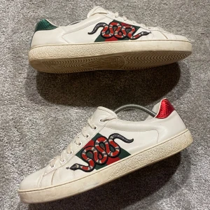 Gucci skor - Hej! Säljer nu mina skor från märket Gucci, storlek 45, bra skick, givetvis äkta. Tveka inte på att höra av dig om du har frågor eller funderingar kring skorna! 