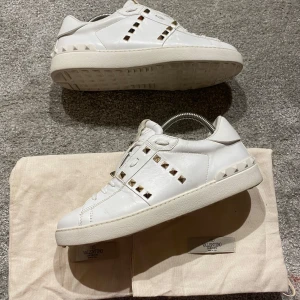 Valentino skor - Hej! Säljer nu mina skor från märket Valentino, storlek 40, bra skick, givetvis äkta. Tveka inte på att höra av dig om du har frågor eller funderingar kring skorna! 