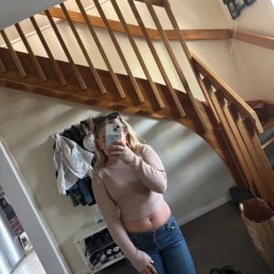 Beige croppad ribbad tröja Missguided - Säljer en beige croppad tröja från Missguided. Tröjan är ribbstickad med lång ärm och har en tight passform som sitter snyggt på kroppen. Perfekt till jeans eller kjol för en trendig look.