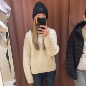 Beige fluffig stickad tröja - Säljer nu min supermjuka och fluffig beige stickad tröja med lång ärm från Gina tricot. Knappast använd❣️