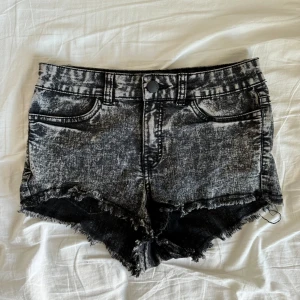 lågmidjade shorts - Snygga gråa lågmidjade shorts från H&M. Bara använd ett fåtal gånger, inga defekter. Pris kan diskuteras! 