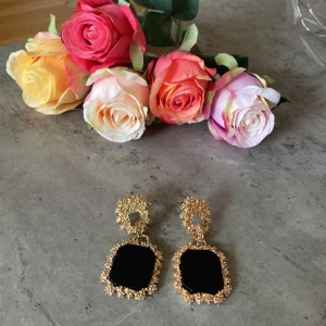 Guldiga svarta örhängen  - Väldigt fina och eleganta örhängen, knappt använda. 