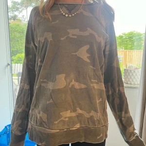 Grå camouflagemönstrad sweatshirt från Ragdoll - Säljer nu min super trendiga tröja från ragdoll! Skit snygg☺️