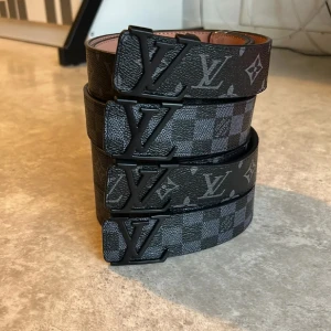 Bälte - Trendiga bälten i storlek 110 med snygga mönster. Endast bältet följer med. Du väljer ett eller flera bälten för 349kr styckpris! Kan skicka med ett verktyg som man gör hål med. Den som köper fler får bättre pris