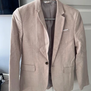 Beige kostym  - Beige kostym storlek 13-14år/164