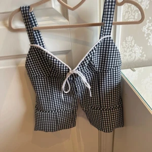 Zara rutig topp - Säljer en superfin rutig topp från Zara som säljs inte längre och är jättepopulär. Perfekt för sommaren eller en utekväll. Toppen är i mycket bra skick! Hör av er 🩷
