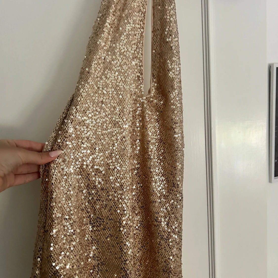 Glittrig guldig halterneckklänning - 1