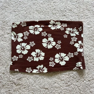 Brun tubtopp - Snygg topp som jag tyvärr har tröttnat på. Är kroppad och passar perfekt till sommaren. Superbra skick! Normal i storleken. 