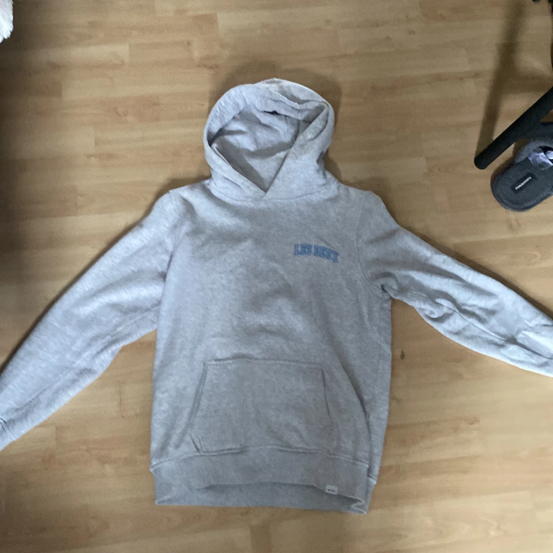 Grå hoodie från Les Deux(160cm)