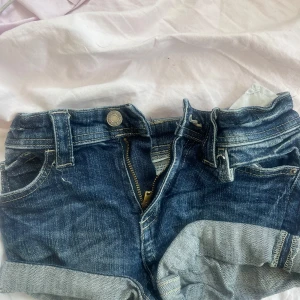Jeansshorts 🫶💙 - Medel till lågmidjade jeansshorts | Perfekt till varma sommardagar. Relativt nytt skick då jag köpte de förra året och är knappt använda👏pris kan diskuteras vid snabb affär.