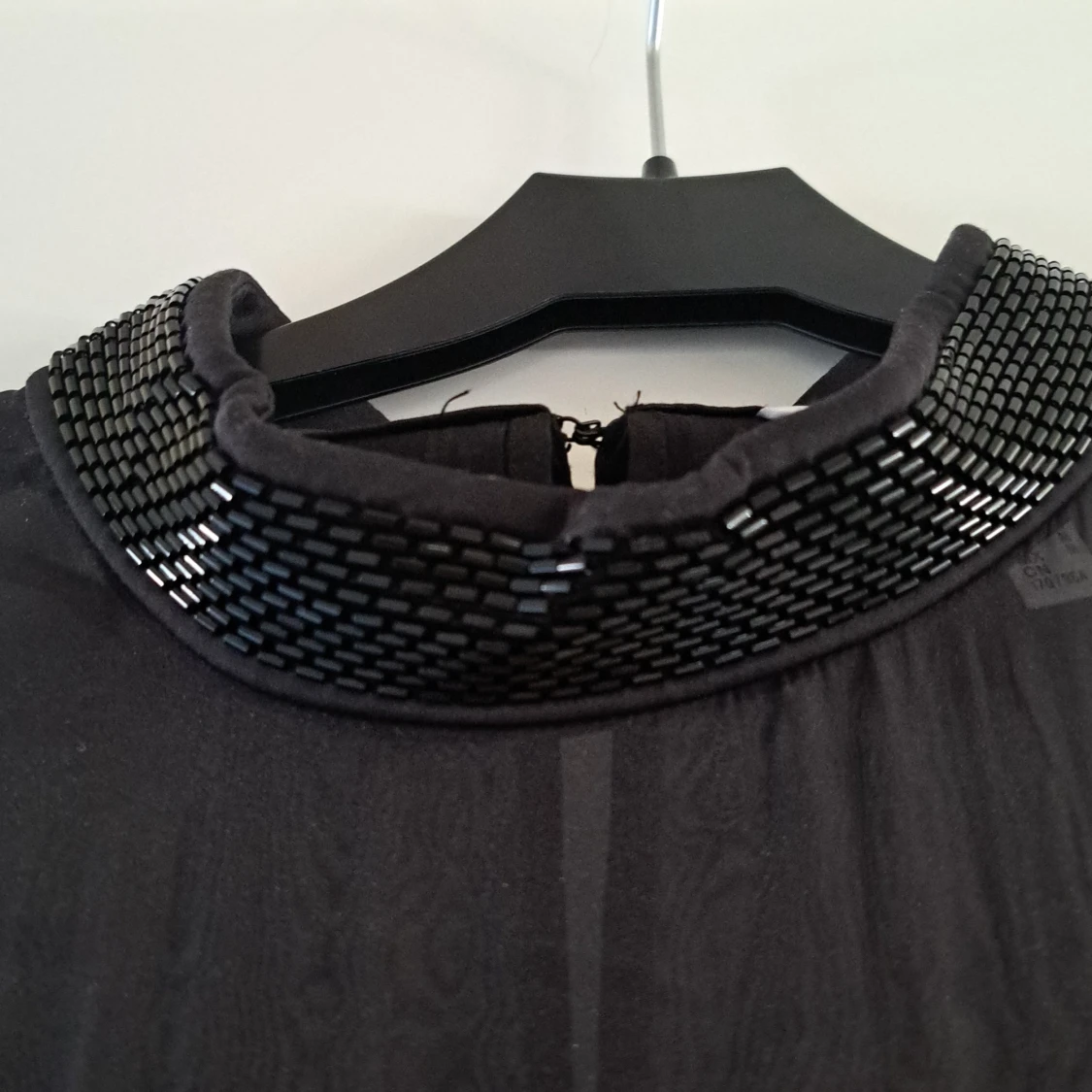 Svart paljettklänning med pärlkrage - 2