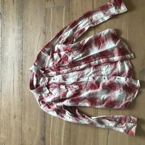 Cool skjorta i röd och vit - Supercool långärmad skjorta i bra skick. Kvalitetsmärke från Japan.