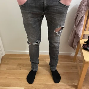 Grå slim jeans från Replay  - Säljer dessa replay anbass i 32/32 billigt pga. Att de ej passar. Fint scick, inga defekter, pris ej hugget i sten! 