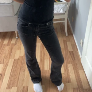 svarta bootcut jeans 🖤 - använt ett par gånger men är som helt nya. midwaist/lowwaist. prisförslag tas emot!!💕