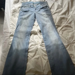 Lågmidjade jeans - Ljusblå lågmidjade jeans, inga tecken på användning. MIDJEMÅTT: 39 cm, INNERBENSLÄNGD: 82 cm, MIDJEHÖJD: 14 cm