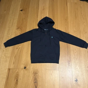 Ralph lauren zip hoodie - Hej, säljer nu min ralph lauren hoodie då jag ej har någon användning ut av den längre. Skick är så gott som nytt och om du har frågor så skriv bara. Pris kan diskuteras.