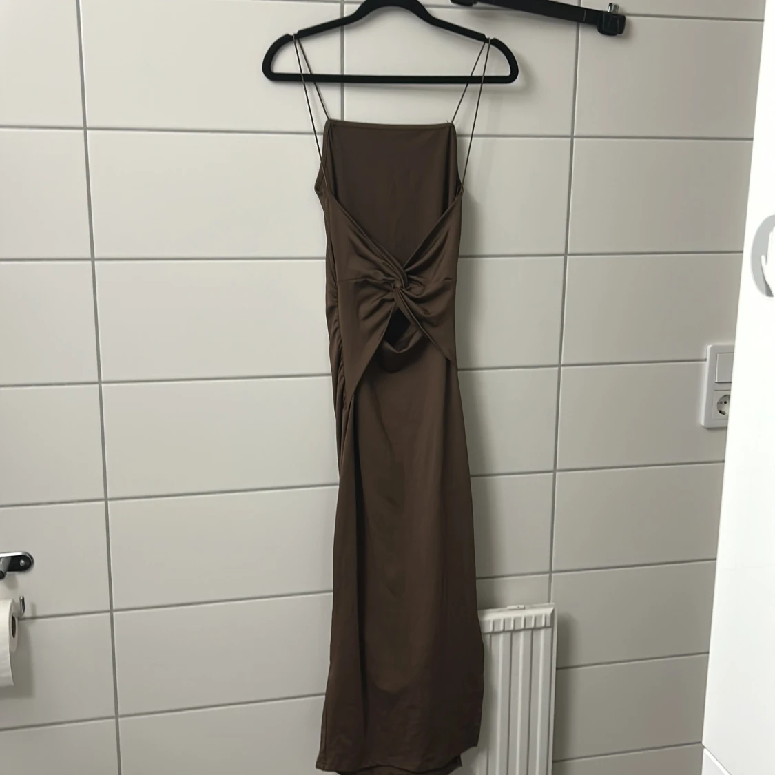 Brun långklänning med knutdetalj och slits - 1