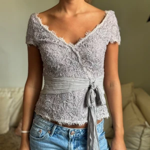 Blus - Säljer denna tröja som är helt perfekt till ett fint tillfälle💖💖🎀🎀