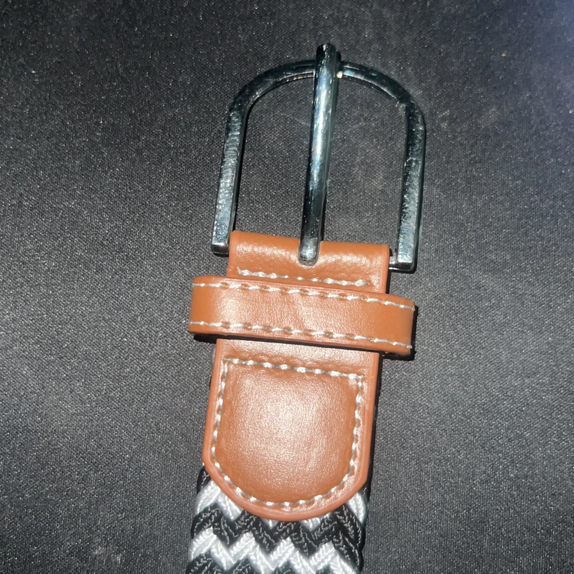 Svartvitt flätat bälte med bruna skinn-detaljer - 1