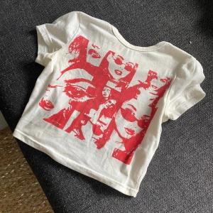T-shirt med tryck - Säljer för att den inte används💞