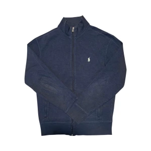 Mörkblå Ralph Lauren Zip-Up  - Säljer den här sköna & stilrena Ralph Lauren zip-up tröjan. Fläck- och skadefri! 🙌