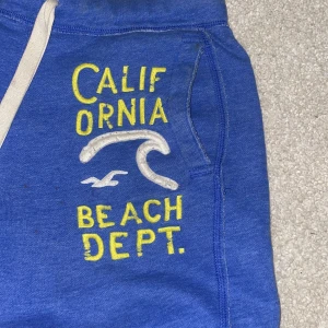  Hollister Mjukisbyxor - Säljer ett par blå mjukisbyxor från Hollister som är fläck fria och jätte sköna, de är också inte tighta i fotlederna vilket jag själv inte tycker om❤️❤️ Jag säljer dom för att jag inte länge använder dom längreeee❤️