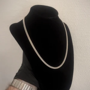 Pansarlänk Halsband Äkta 925 Silver - Pansarlänk kedja i 925 silver, 45cm lång och 4mm bred, väger 20.1g! Stämplad och klar.