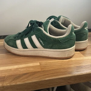 Adidas Campus Gröna - Snygga och bekväma Adidas Campus. Dom är väl använda och defekter finns med på bild 3. Säljer pga att de är för små.