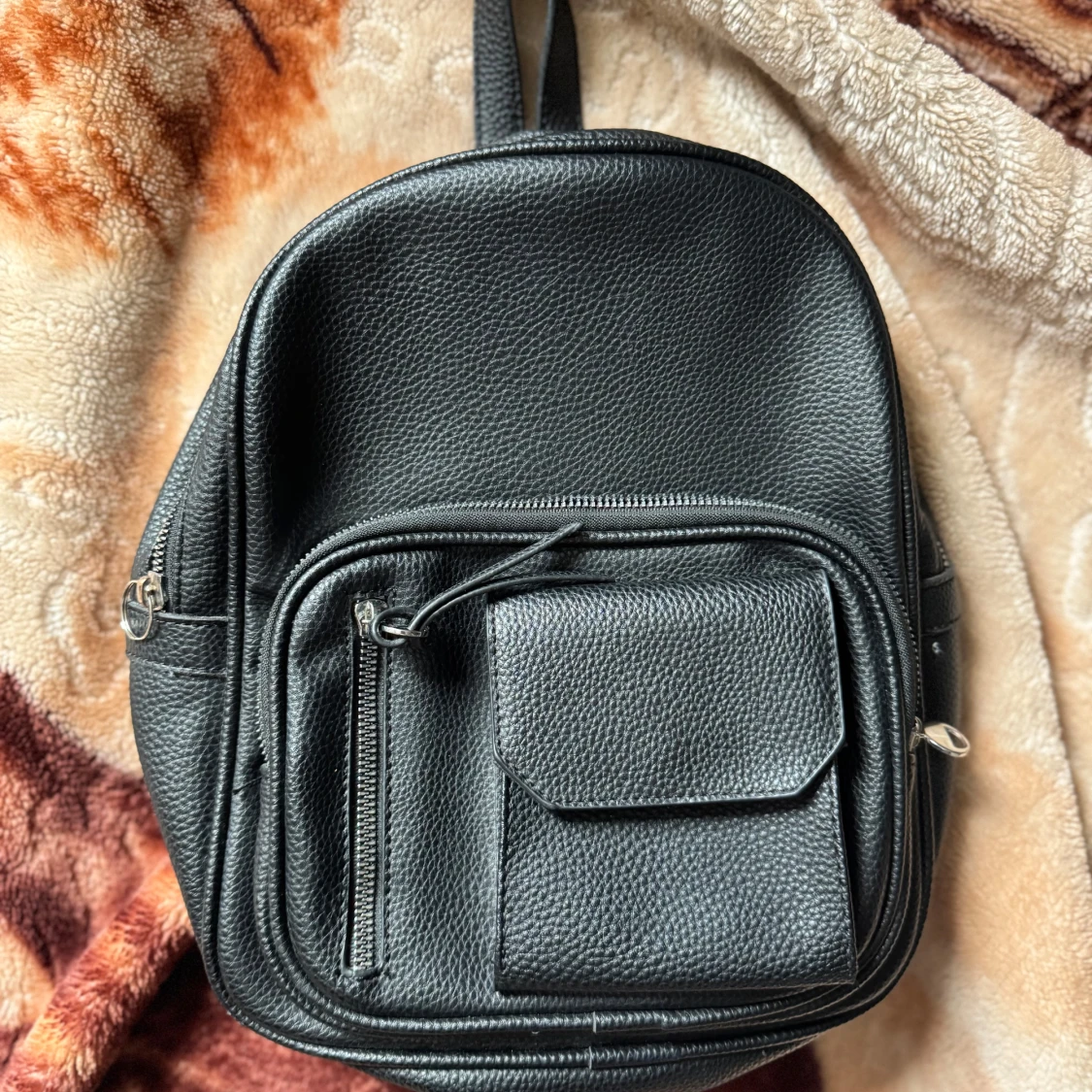 Svart ryggsäck i syntet