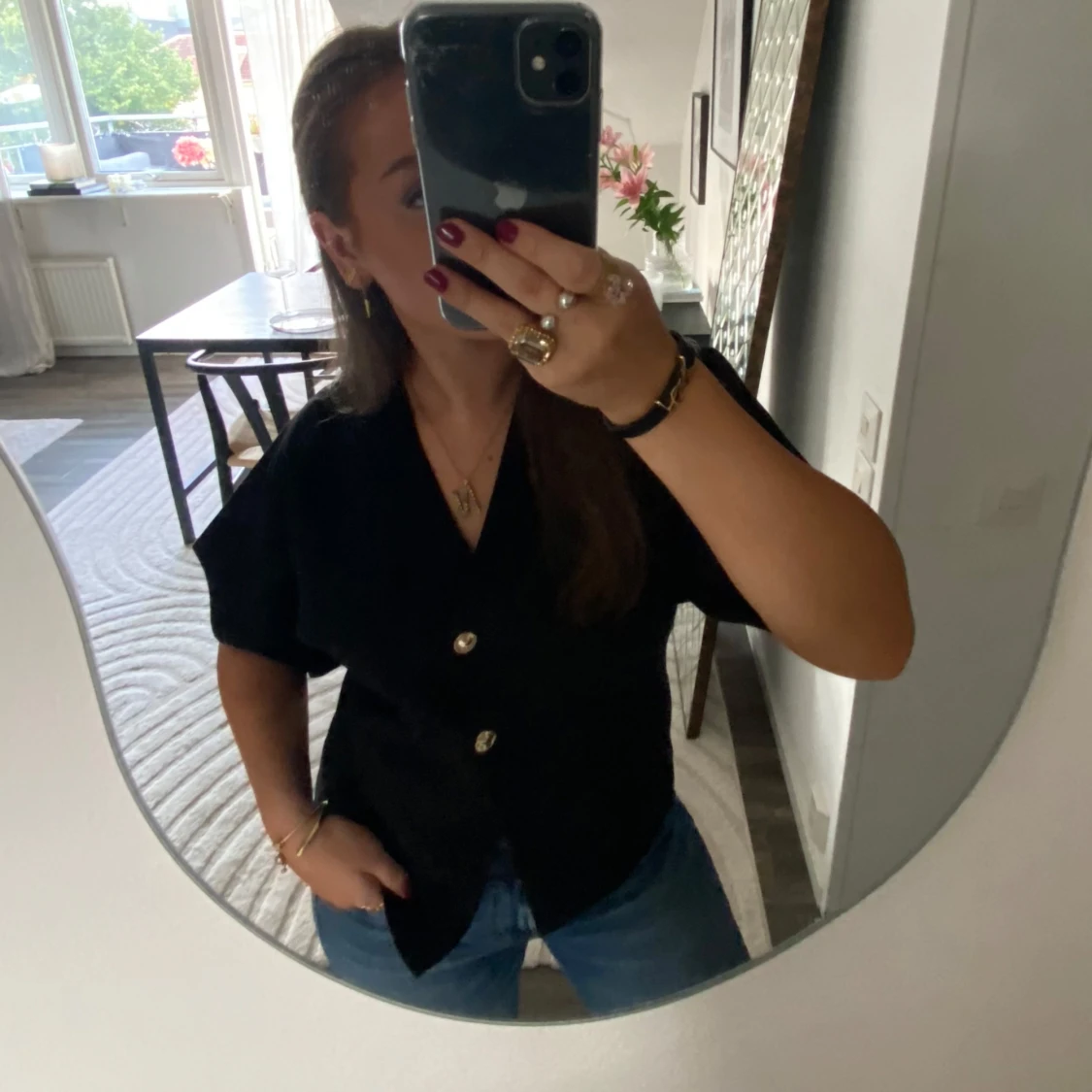 Svart blus med guldknappar - 1