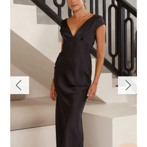 Svart långklänning med öppen rygg och twistdetalj - Säljer denna oanvända, köpt för 1700kr. Passar både S och M