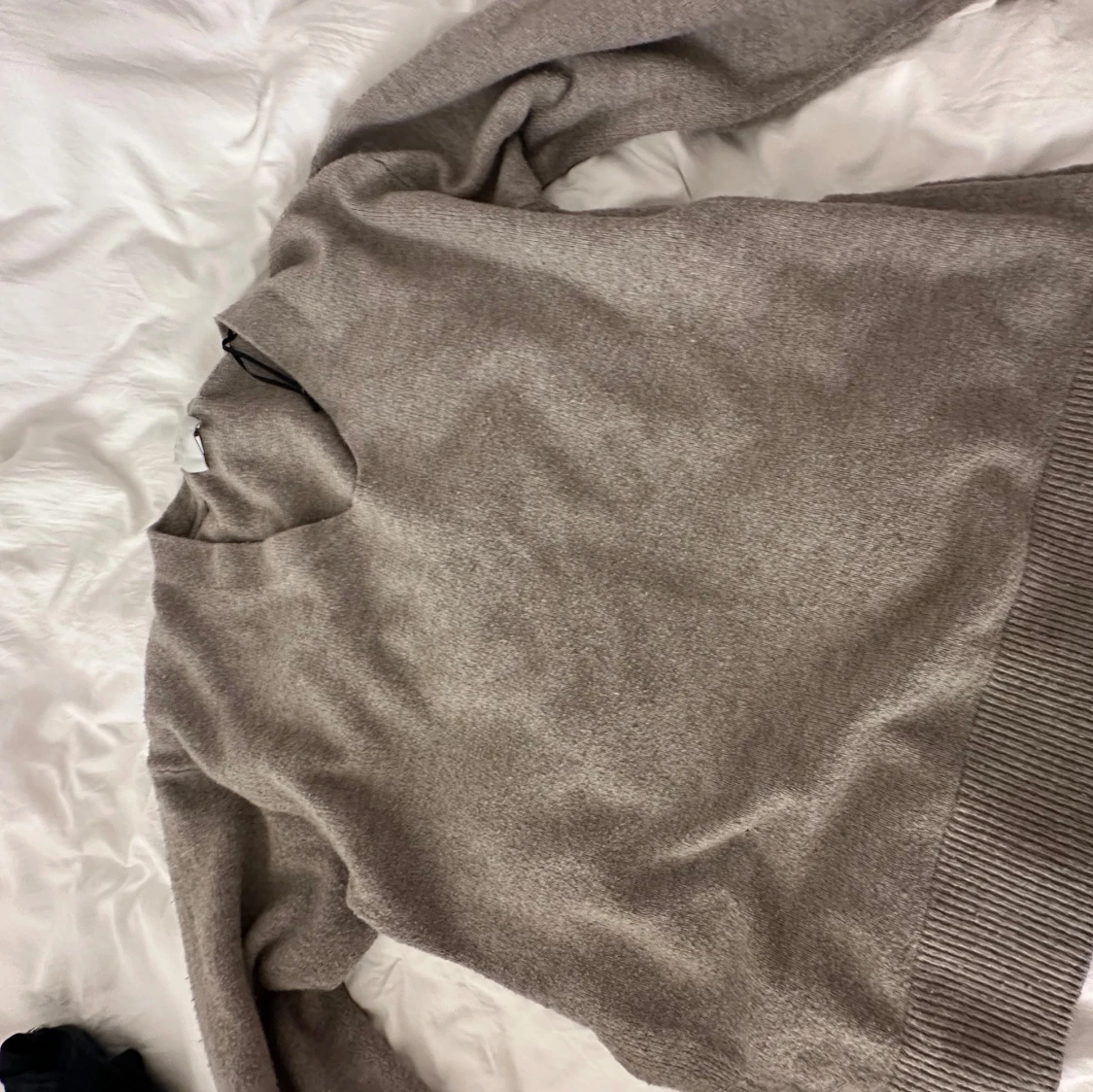 Beige stickad tröja med v-ringning