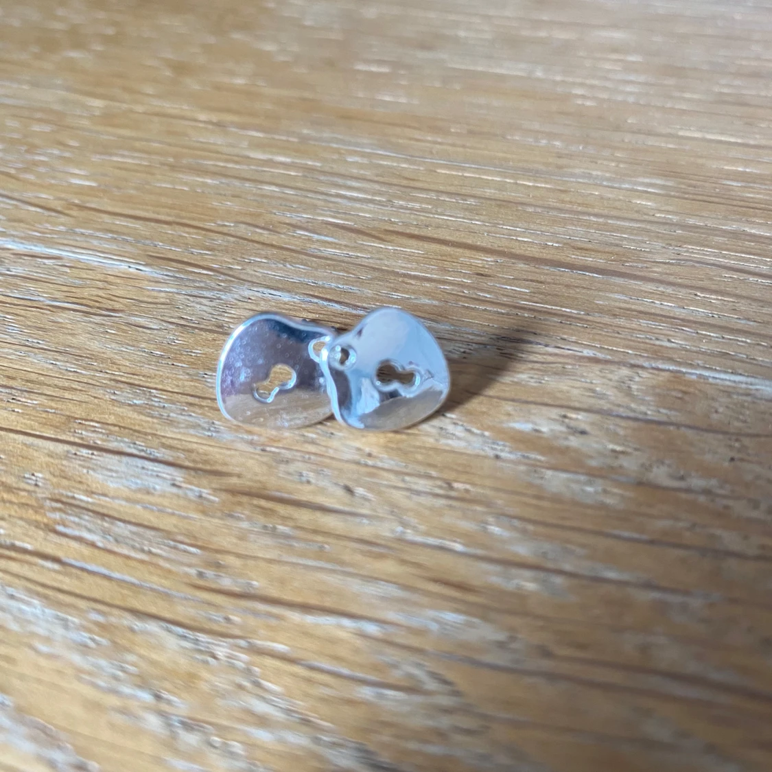 Silverfärgade örhängen med hjärtformad design - 1