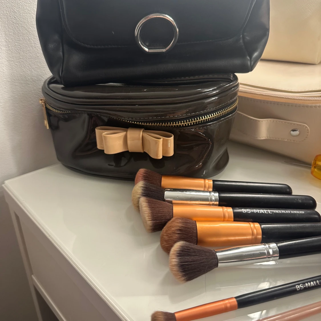 Set med sminkborstar och sminkväskor