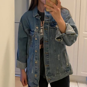 Jeansjacka  - Oversized jeansjacka från bershka
