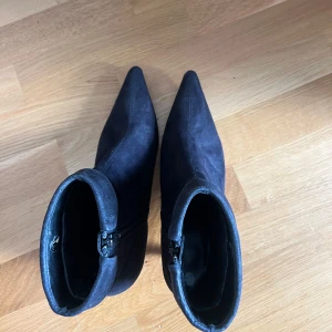 klackar - köpta secondhand men fortfarande i bra skick, mocka-material