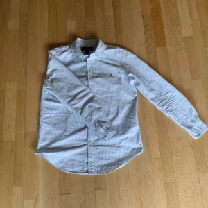 Blårandig skjorta från Ralph Lauren - Blårandig skjorta från Ralph Lauren! Perfekt till sommaren!