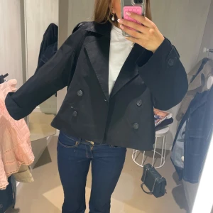 Trenchcoat  - Säljer en svart trenchcoat från hm!!! Så snygg och knappt använd 