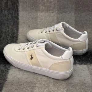 Ralph Lauren - Riktigt schysta Ralph Lauren skor i storlek 38. Skorna ser näst intill nya ut i väldigt bra skick .  Hör av dig vid fler frågor